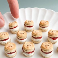 熊司康三明治，草莓牛奶