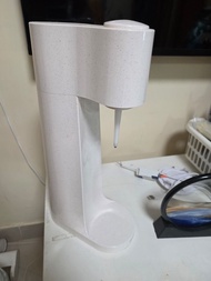 Qilive White Soda Maker Sparkling Water Machine with 1 gaz bottle and 2 water bottles