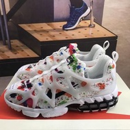 訂購LINE：mei896  TT130AQAIR ZM STTIRIDON CG 2  復古新款以復古鞋款 Air Zoom Spiridon Caged 為藍本打造，煥新打造AQ年款設計。全掌泡棉中底，后跟搭載籠式 Zoom Air 緩震配置，締造輕盈邁步體驗的同時外觀不失時尚。外底則采用耐穿橡膠貼片，為足部提供有效防護保障  貨號：CJ9918-001 SIZE：36-45