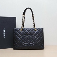 CHANEL GST購物袋小號33黑色荔枝牛皮17開金扣肩背包