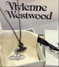 (有現貨！不用提問🙏🏻) 2026秋冬 Vivienne Westwood MILA Pendant 合金 土星 Logo 頸鍊 頸鏈 項鍊 項鏈 (保証正貨及全新) 男裝黑色 專櫃價1760