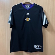 ☝🏻全場唯一☝🏻🏀Adidas X NBA X Lakers🏀 S碼 Size S 男裝 洛杉磯 湖人 籃球 球衣 波衫 練習 訓練 V領 彈性 短袖 上衣 運動 籃球 Men's Short Bas