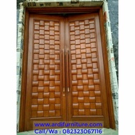 Kusen pintu kupu tarung model anyaman bambu, Desain pintu rumah