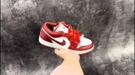 💥現貨💥 浪漫婚慶限定改款 喜氣酒紅百搭情侶鞋 Air Jordan 1 Low | 男女適用 | 附喜字珍珠掛飾 | 荔枝紋耐磨鞋面 | 緩震防滑鞋底|
