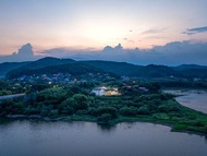 white house on pearl hill