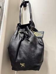 Salad經典黑色皮水桶包