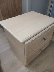 淺色雙抽屜床頭櫃