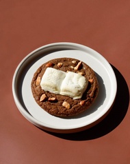 คุ้กกี้ยักษ์ Chocolate Rocky Road ขนาดใหญ่เท่าฝ่ามือ - Oven Talk