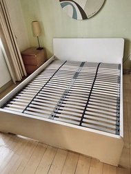 IKEA SKORVA雙人白色床架 White Bed Frame Queen size