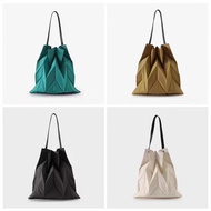 New Style Japanese Co-Branded Issey Miyake Pleated Female Bag Canvas Lightweight Fashion Shopping Bag Portable Shoulder Bag Wholesale