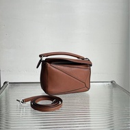 🔥新到： 98🆕 LOEWE/羅意威 Puzzle mini焦糖色迷你幾何包手提單肩斜挎包，秋冬穿搭必備 尺寸18*11*7cm