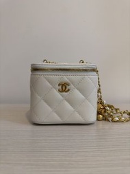 Chanel 白色菱格紋化妝包