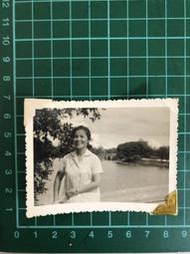 【台灣博土TWBT】202402-180 高雄 女子在澄清湖前留影 照片 1960年代 老件