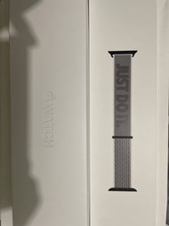 全新 Apple Watch Series 8 (GPS)；45 毫米銀色鋁金屬錶殼；頂峰白色配黑色 Nike 運動手環