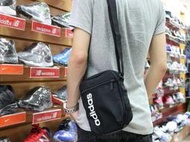 (布丁體育)adidas 愛迪達 隨身潮流小包 側背包 黑色白字 另賣 手臂包 斯伯丁 nike 籃球 排球 拖鞋