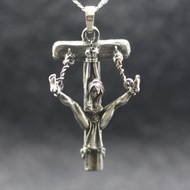 成人情趣 BDSM 珠寶。被綁縛的公主女性情趣人偶吊飾。