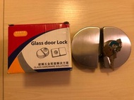 店舖玻璃門鎖，單邊有匙