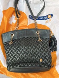 Bally 的 80–90 年代中古（Vintage）V 紋人字編織（Chevron Weave）真皮鏈條單肩包 / 水桶包