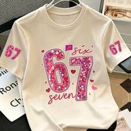 เสื้อยืดสีขาวสไตล์ Coquette สำหรับวัยรุ่นหญิง, พิมพ์เลข "67" และหัวใจเงาวาว เสื้อยืดแขนสั้นลำลอง, เส