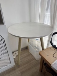 白色圓形餐桌連木腳