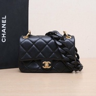 CHANEL 黑色荔枝牛皮荔枝牛皮晶片開金扣24PFUNKYMATCHCF大mini口蓋包20肩背包
