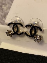 🖤🖤Chanel 黑銀色山茶花logo 耳環🖤🖤