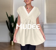 MUDEE เสื้อเบลาส์อัดพลีทคอวี ผ้าลินินผสมเทนเซล