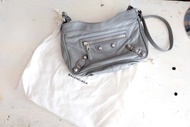 Balenciaga灰色真皮皺紋經典機車款斜跨包手袋迷你包包裝飾小廢包