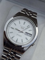 นาฬิกา Seiko 5​ ​ Automatic​ กลไกลระบบเครื่อง 7s26 หน้าขาวลายผ้า