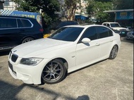 2007 BMW E90 320i 僅跑13萬 原鈑件 9成新米其林輪胎 改裝前後保桿、避震器 18吋鋁圈 ☎服務專線:0９80-558-999 LINE ID:Used-Cars 黃文遠