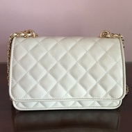 CHARLES&amp;KEITH絎縫手拿包-奶油 Charm-Embellished Quilted Clutch - Cream