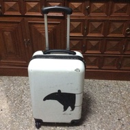 便宜出售白色cherng 馬來貘二手行李箱，20吋四輪旅行箱，登機箱 手提箱 拉桿箱 台北市可以面交