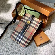 Burberry Vintage 經典格紋手機包，正面黑色皮革飾帶搭金色圆形鎖扣，後面4咭信用糟，旅行必備，size-12*18cm