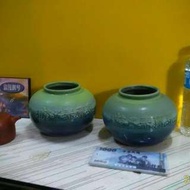 《鶯歌陶瓷博物館》 梅之春 藏甕 一對  陶瓷/釉彩/浮雕/收藏/擺飾/收納 20*20*13(高) 口徑10 品相完整 氣質獨特 ～～