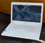 ASUS 白色筆記型電腦