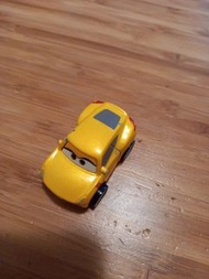這是一輛美泰（Mattel）出品的迪士尼皮克斯《汽車總動員》系列迷你合金玩具車，角色為黃色的克魯茲·拉米雷斯（Cruz Ramirez）。