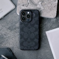 送贈品【COACH】iPhone 15系列 /16e 精品手機殼 黑色經典大C