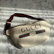 Gucci白皮革胸口包