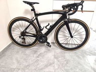 KUOTA 全碳纖維電變公路車｜SHIMANO ULTEGRA DI2 22速全套變速套件｜Ceramicspeed 中軸 & 大導輪｜Novatec 50mm 框高碳纖維輪組｜ENVE 碳纖維一體把