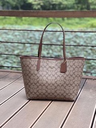 Coach 蔻馳 棕色 5696 City細節托特包/購物袋三色 新版本 最新雙面貼合工藝 不起折痕 內里超纖 老花大身 好看又非常耐造 超大容量 內袋搭配一個拉鏈布袋 秋冬必備品 尺寸約32/16/