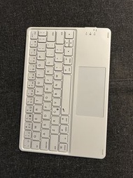 白色無線藍牙鍵盤連觸控板