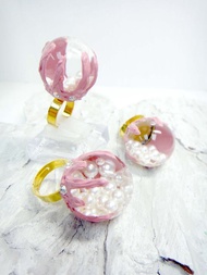 TIMBEE LO 粉紅色魔爪珍珠玻璃球戒指 可調較尺寸