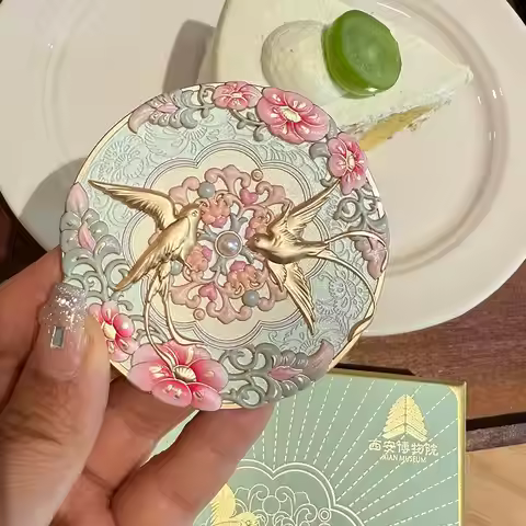 Xi'an Yunque carries a girl with ancient style and holds a high-value makeup mirror