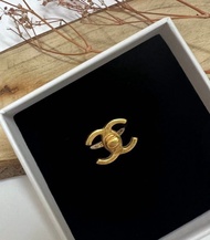 Chanel 鈕扣 老件新作 小香金色CC Logo書包扣戒指