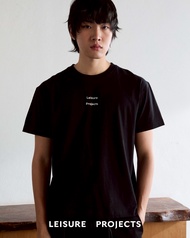 (LEISURE PROJECTS) LEISURE LOGO RELAX T-SHIRT เสื้อยืดเเขนสั้นทรง oversize ผ้า premium cotton พิมพ์ล