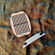 個人化禮品組 - 附梭子的織布機。剛性綜絲編織板。