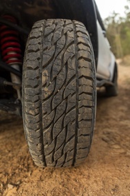Bridgestone Dueler 697 AT 30x9.5 R15 Ban Mobil 4x4 Taft Katana