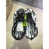 Forwarding New Authentic crocs size 43-44