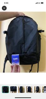 Doughnut防潑水背包 盧廣仲文青背包 八成半新Doughnut防潑水背包, 包身採用防潑水布料,有放notebook的內袋,防水拉鍊, 側邊防水防盜拉鍊