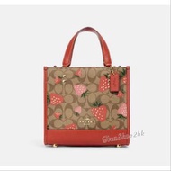 Preorder 🇨🇦Coach outlet代購 新款 草莓系列🍓  Dempsey Tote 22 In Signature Canvas With Wild Strawberry Print